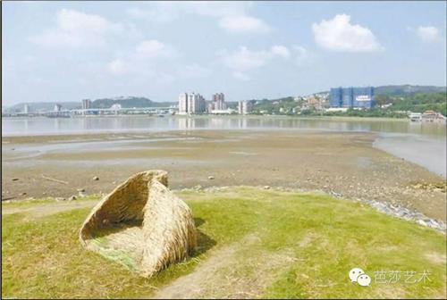 台北市政府邀请意大利艺术家来台参与“关渡国际自然装置艺术季”,和社子岛居民一起创作《万物皆流转》,却最终遭遇台风“杜鹃”,被台北市水利处当成垃圾铲平。