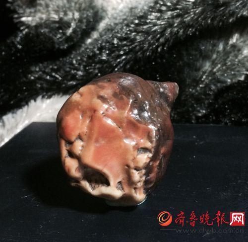 梳抓髻的媒婆(左侧脸有张诡异的娃娃脸)