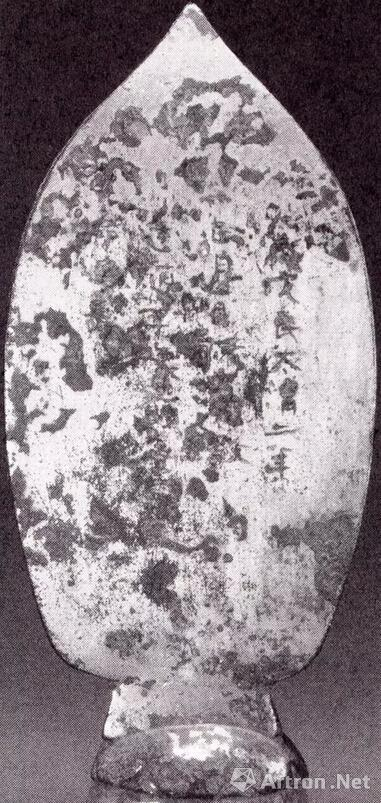 图4 真品北朝佛像及其背后伪款