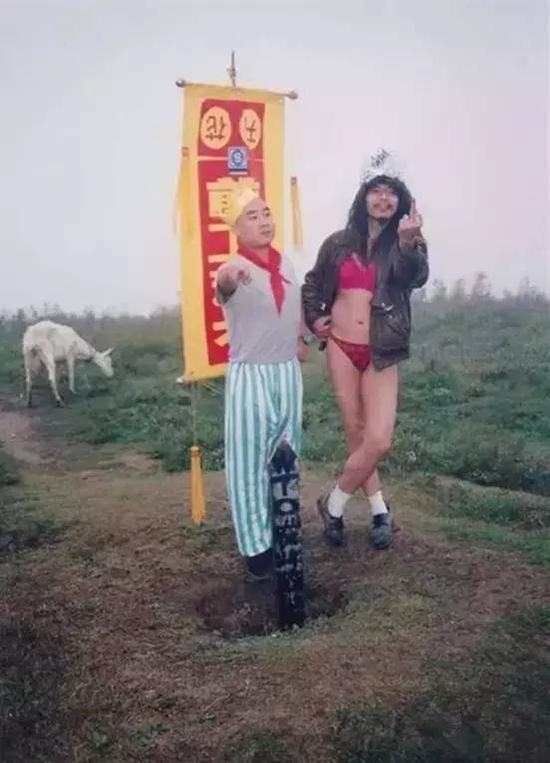 《前卫艺术登基》,相西石、刘翔捷,行为地点(西安市长安县杜陵),2001.10.13