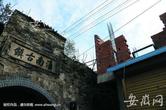 寿县正阳关的南城门建于清朝同治年间,为省级文物保护单位。城门外的违建距城门仅1米多远。记者张安浩/摄
