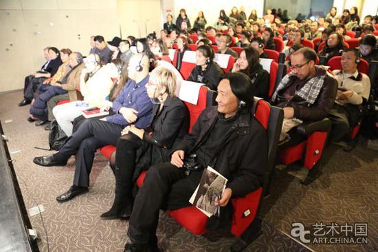 观众在同声传译的帮助下聆听开幕研讨