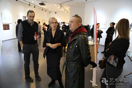 来宾观展