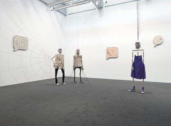 利兹·克拉夫特,惠特尼博物馆“Mirror Cells“展出现场。图片:Courtesy the artist, Real Fine Arts, and The Whitney Museum of American Art, New York
