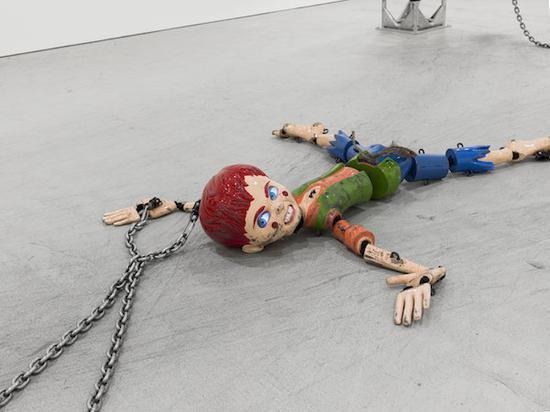 乔丹·沃尔夫森,《着色雕塑》(Colored sculpture,2016)。图片:Courtesy Sadie Coles HQ and David Zwirner。