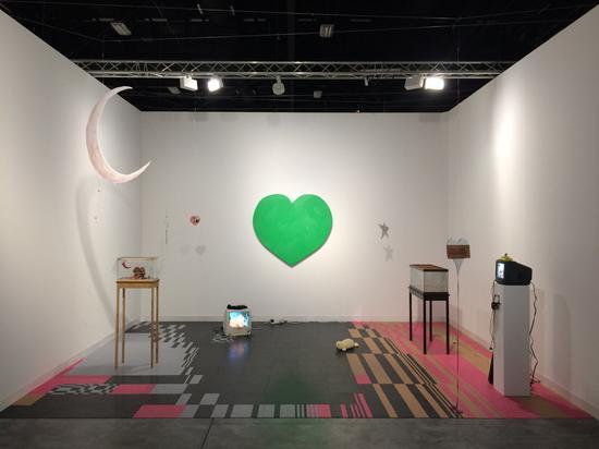 麦吉·李在迈阿密海滩巴塞尔艺术展Positions 单元Real Fine Arts 展位的展出现场。图片:Courtesy of Real Fine Arts, Greenpoint, New York