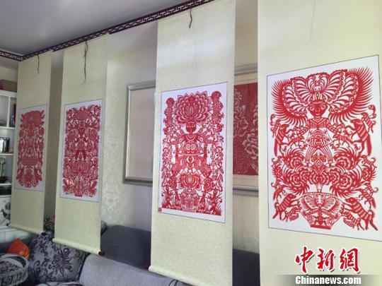 图为史婷所剪的一组由四幅传统剪纸图案组成的作品。 杨娜 摄