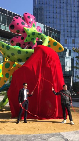 新鸿基发展(中国)有限公司南中国区总经理黎祥掀先生(左)与草间弥生工作室长期合作的伙伴、大田画廊创始人大田秀则先生(右)共同揭幕