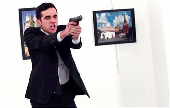 杀手Mevlut Mert Altintas用枪打死了俄罗斯驻土耳其大使安德烈·卡尔洛夫(Andrei Karlov)。图片摄于土耳其安卡拉的一个美术馆,2016年12月19日。图片来源:Burhan Ozbilici/AP