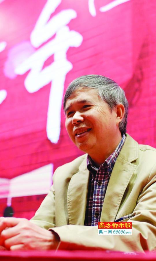 昨日《拜年》邮票首发式上的吴冠英。南都记者 黎湛均 摄