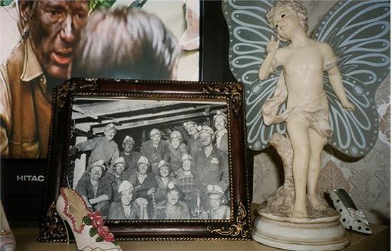 西约克郡新沙尔斯顿,2004年。选自系列作品《Give Me Your Image》。图片来源:Bertien van Manen