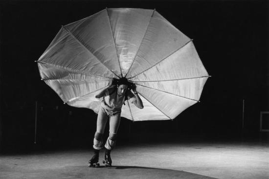 彼得·摩尔(Peter Moore)纪录罗伯特·劳森伯格( Robert Rauschenberg)的《鹈鹕》(Pelican)表演。