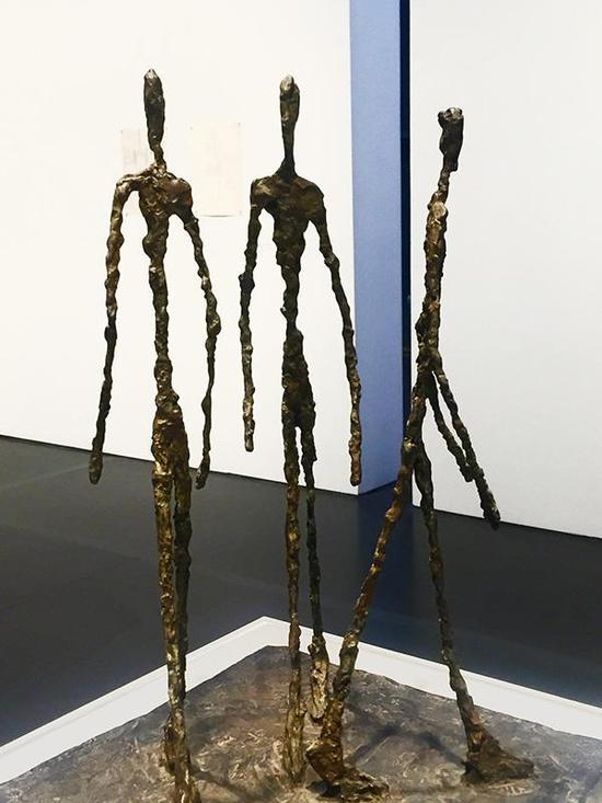 贾科梅蒂,三个行走的人(方形底座),1948