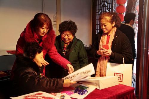 剪纸艺术家 周慧岩老师与观众现场互动