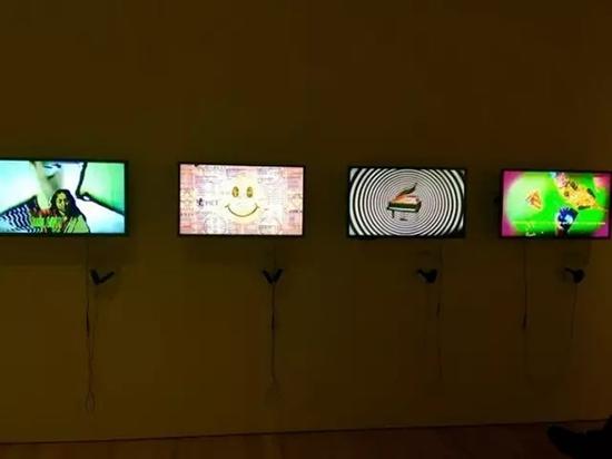 《某物之道》,罗纳·密尔斯(Ways of Something, Lorna Mills),2014-15