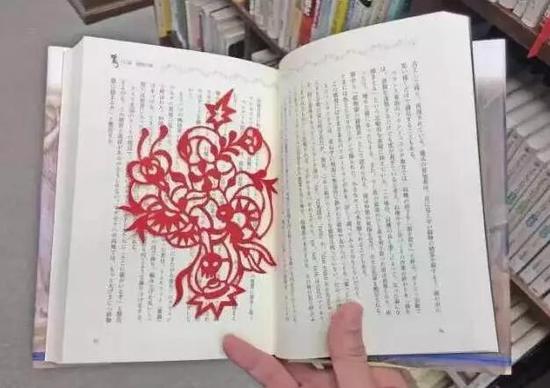 还花一年时间沉下心来剪了1001张剪纸,办了一个展览,请更多普通人来这里看剪纸。