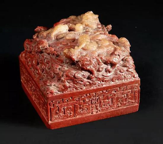 清乾隆“乾隆御笔之宝”玺印寿山石质,面 10.5cm 见方,通高 9cm,20 世纪初法国家族旧藏。2016 年 12 月 14 日,巴黎 Pierre Bergé &; Associés 拍卖公司推出的清乾隆“乾隆御笔之宝”玺印引来众多买家激烈角逐。经过多轮竞拍后,最终由中国温州商人杜圣博以 2100 万欧元高价拍得。