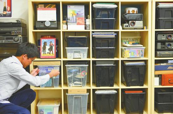 10年时间尼康,徕卡等各大品牌的老旧相机被分门别类的藏在40个收纳箱里。