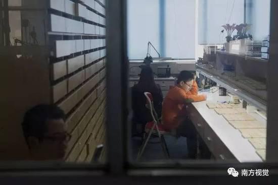 △工厂午休间隙,一名小朋友在生产线上写作业。