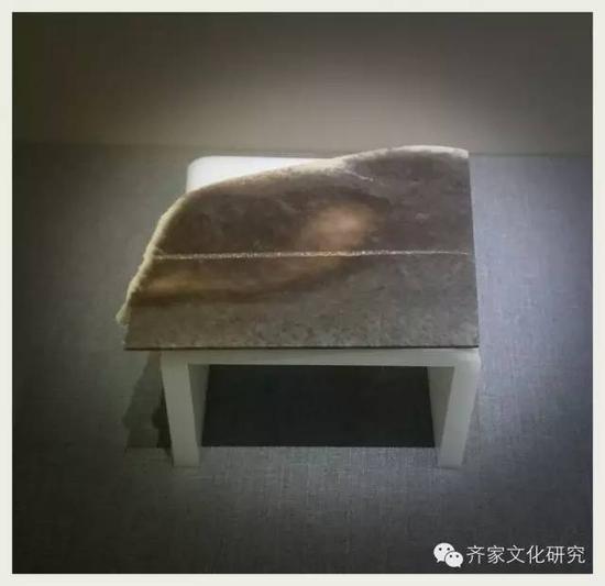 (切割出如此薄的玉料需要非常成熟的工艺技术)