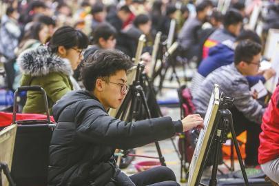 2月5日,全省艺考生奔赴考场。 记者黄中明 摄