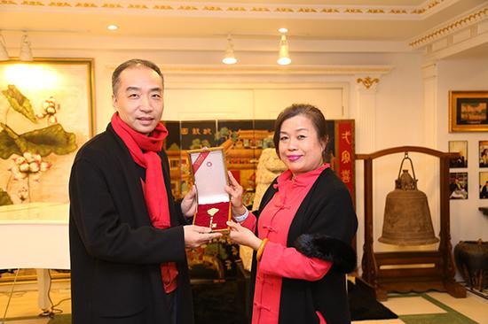 西华集团总裁洪明雅赠原台北市长敬赠的五福金钥匙