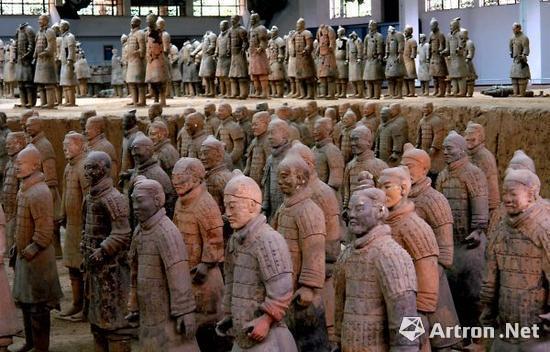 位于陕西临潼秦始皇帝陵博物院一号坑内出土的陶俑 2007年5月28日摄(图片来源网络)
