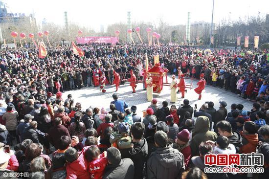 2017年2月10日,郑州,当天是农历正月十四,大型民间文艺表演在郑州绿城广场上演,吸引上万人观看,场面壮观。图片来源CFP