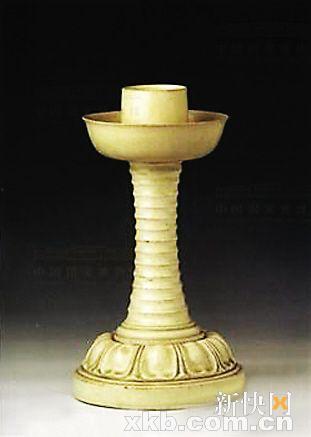 白釉莲瓣座灯台