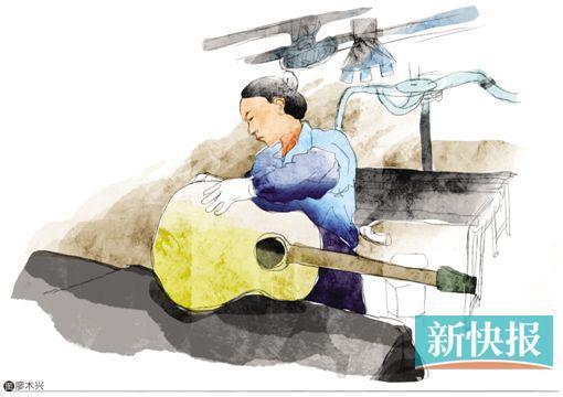 吉他制作流程中,手工包边是个细致活,一条完整的包边,要一点一点地镶嵌进卡槽里,表面要做到平整光滑,不能有任何细微凸起。