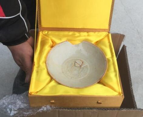 双鱼瓷碗已经破损