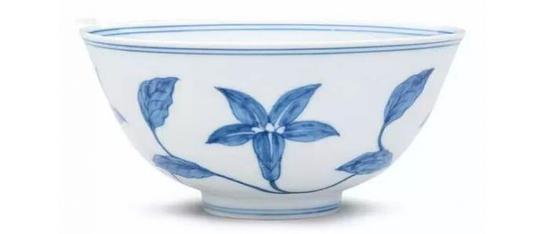 明成化青花缠枝秋葵纹宫盌,2013年香港苏富比秋季拍卖会拍卖成交价为1.1亿人民币。