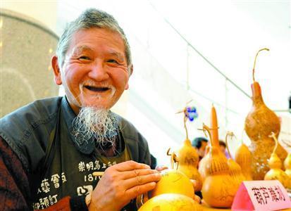 图片说明:黄阿金现场雕刻葫芦。郭新洋摄