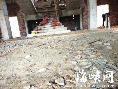 房内散落一地的瓷器碎片