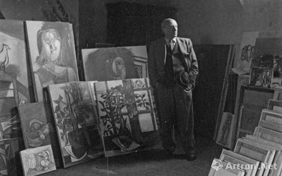 英国著名摄影师塞西尔·比顿(Cecil Beaton)曾在毕加索的工作室为他拍了一张照片,这幅《番茄》静物就出现在了毕加索身后的那几幅画中。