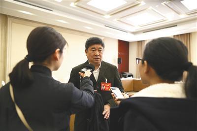 3月4日,北京会议中心,故宫博物院院长单霁翔委员接受媒体采访时表示,今年5月,故宫文创馆将开到神武门外。新京报记者 侯少卿 摄