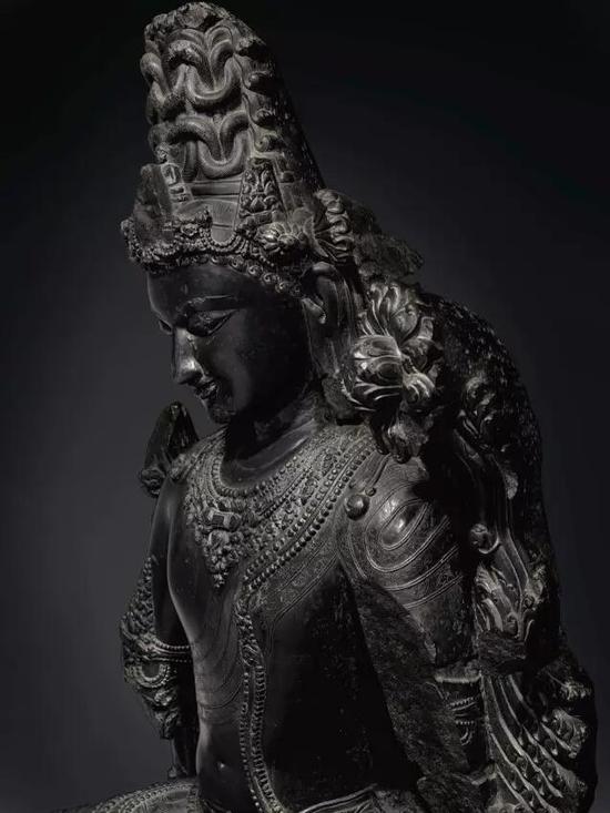除了其质量和尺寸,这尊佛像的出处同样显赫