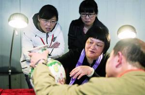 专家在为市民鉴定花瓶。信息时报记者 徐敏 摄