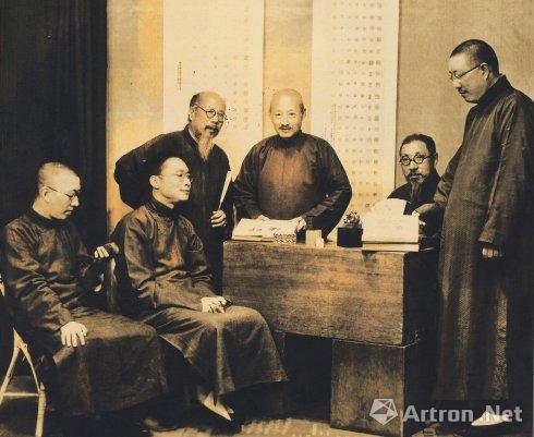 附图2。前排左边第一位坐者即“荔庵”俞人萃,旁边坐者平湖葛昌楹。葛氏后排左起者为丁辅之、王福庵、高野侯、高络园