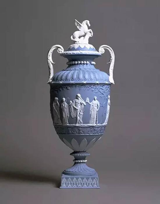 1790 年制成的 Japserware 花瓶,现藏于英国 V&A 博物馆。
