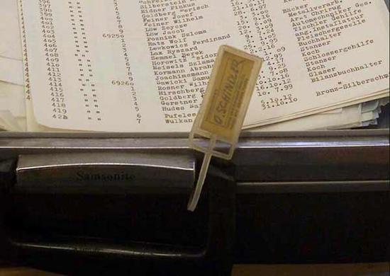 放有辛德勒名单的行李箱上,挂有辛德勒的姓名条。这次拍卖的名单共有 14页,上面印有 801个男性名字。