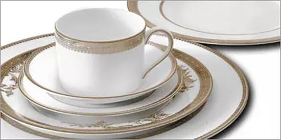 Vera Wang 设计的 Vera Lace Gold 餐具系列。