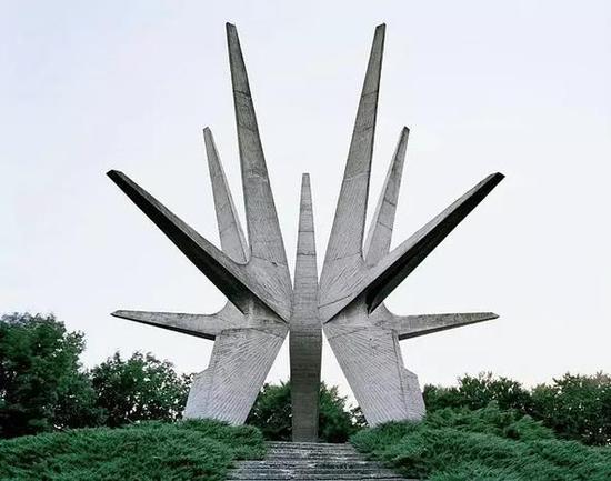 科斯马加游击队战士牺牲纪念碑,坐落于塞尔维亚的当地最高峰,由Vojin Stoji? 和Gradimir Medakovi?联合设计完成,建于1970年。