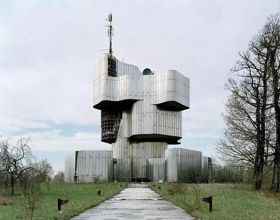 克罗地亚的彼得山纪念馆,由雕塑家Vojin Baki?和建筑师Berislav?erbeti?共同设计,历经10年才于1981年建成。