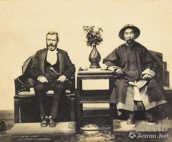 李鸿章与美国前总统格兰特合影梁时泰,银盐纸基,24×30厘米,1879年拍摄,1894年后印制。华辰2015年春季拍卖会《影像》。