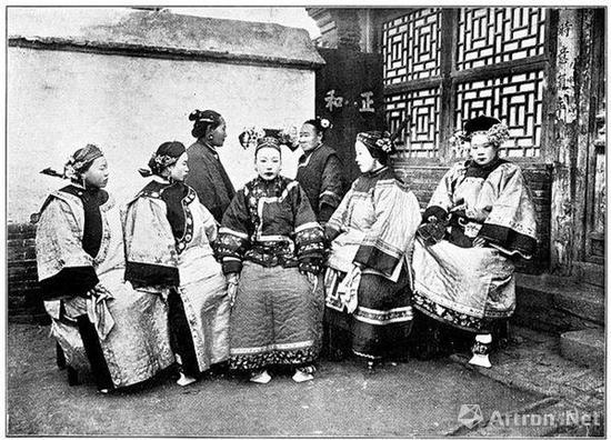日本摄影师本讚七郎照相馆拍摄的满洲妇人