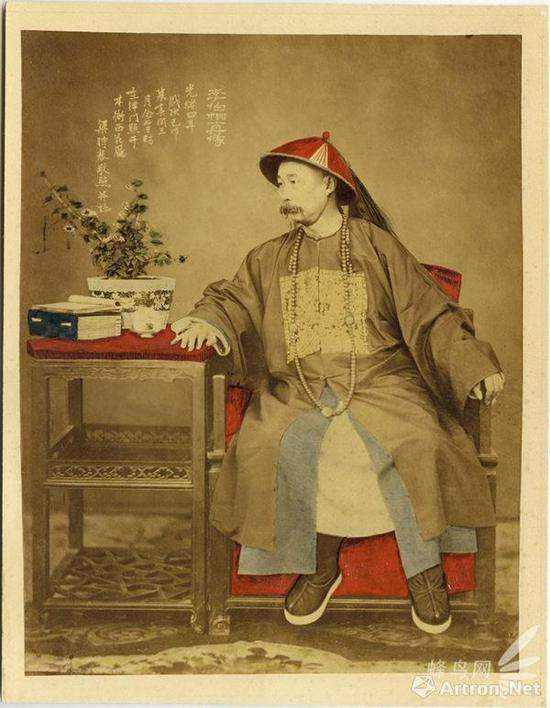 李鸿章肖像梁时泰,蛋白纸基,手工着色,22×28厘米,1879年5月17日。仝冰雪收藏。