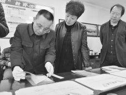 彭令与陈淑俊(右)核对捐赠清单