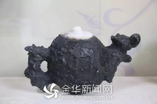 在郑泽民看来,陨石不仅仅是来自外太空的神秘的感觉,而且它是有一种神秘的能量。