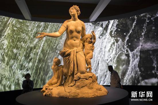 3月28日在澳大利亚堪培拉国家美术馆展出的法国雕塑家加斯帕尔·马尔西和巴尔塔扎·马尔西的作品《拉托内和她的孩子们》